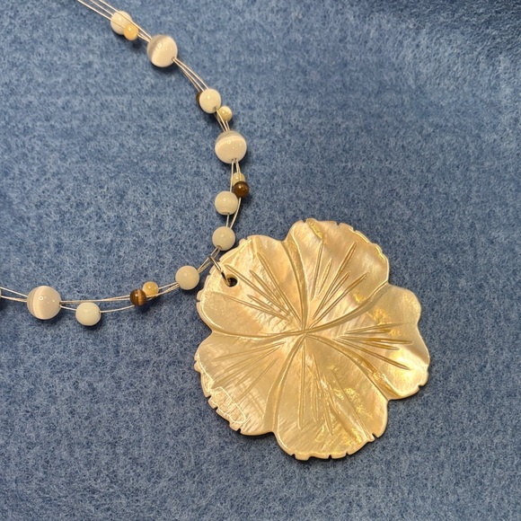 Ivory Floral Shell Pendant Necklace and earrings - Picture 1 of 5